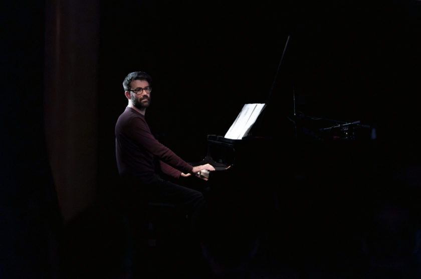 Gilles Grimaitre playing 36 Enfilades pour piano et magnétphone by Luc Ferrari (©Lucas Dubuis)