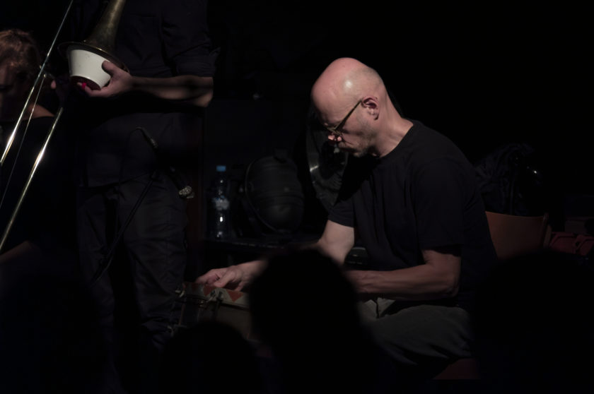 Christian Wolfarth playing Tautologos III by Luc Ferrari (©Lucas Dubuis)