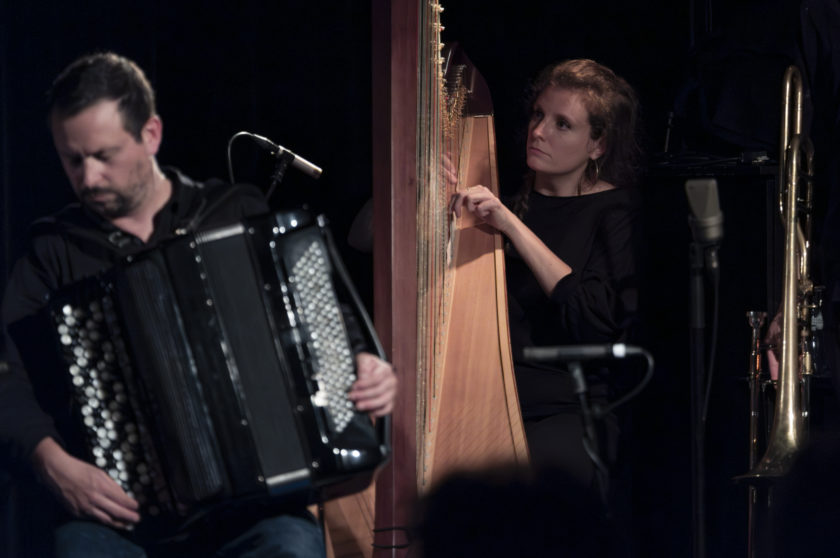 Jonas Kocher / Manon Pierrehumbert playing Tautologos III by Luc Ferrari (©Lucas Dubuis)
